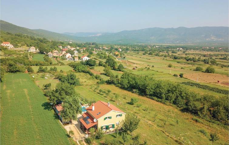 Charmante 150 m² große Ferienwohnung mit Pool, WLAN und Parkplatz in der Nähe des Stadtzentrums von Sušci in Dalmatinisches Zagora