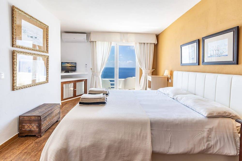 Maison avec vue magnifique sur la mer, première ligne avec piscine et plusieurs terrasses in El Toro, Calvià