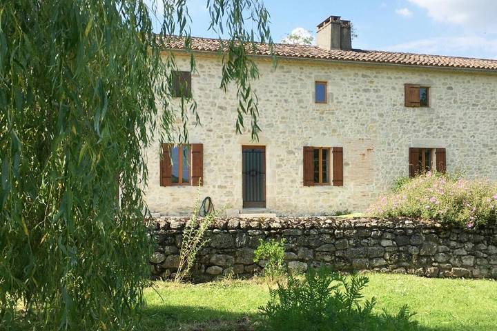 Location de vacances pour 6 personnes, avec jardin et vue à Saint-Martin-de-Lerm