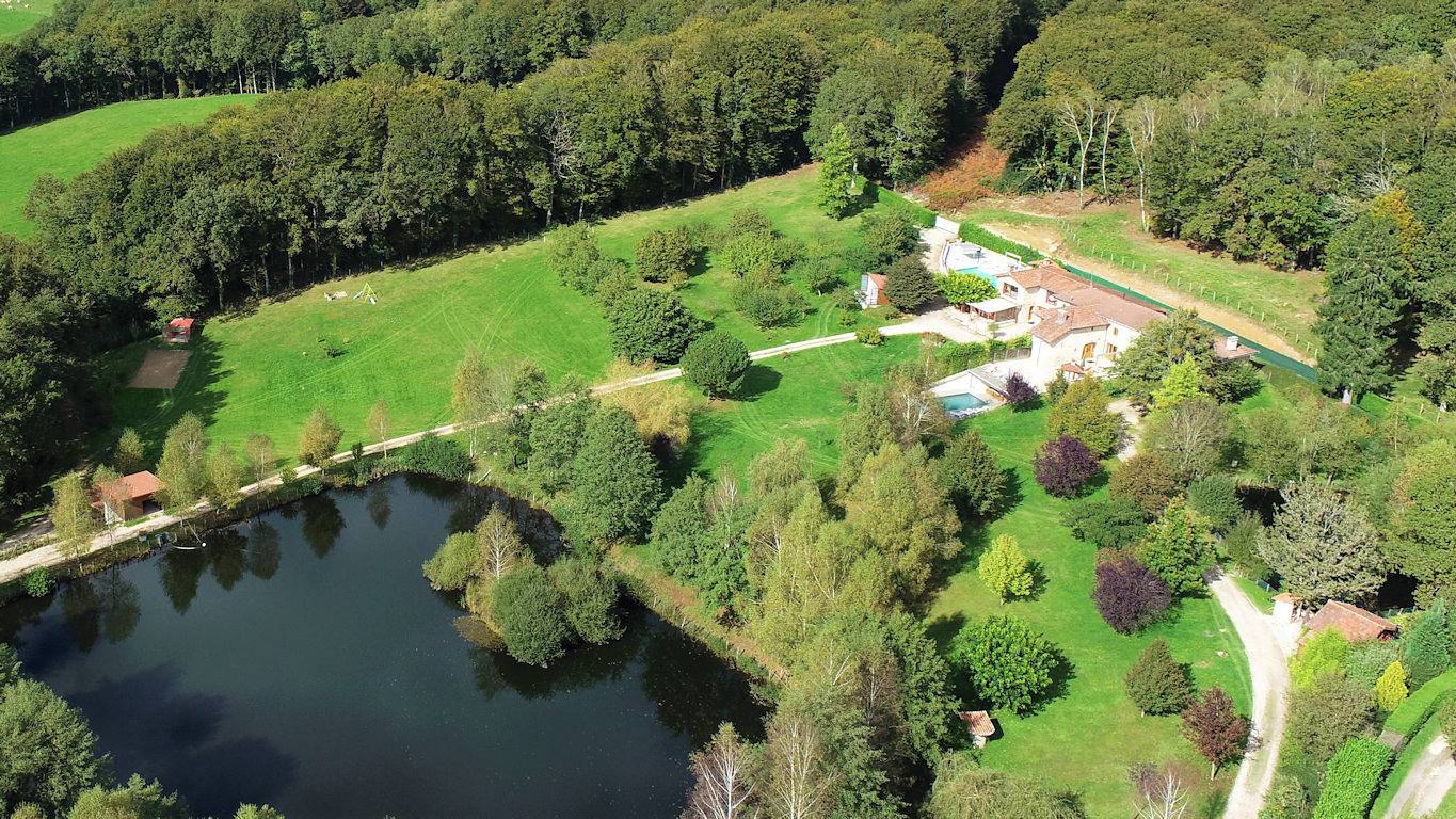 Les Gîtes du Bois du Château, étang de pêche 5000 m² in Latronquière, Lot