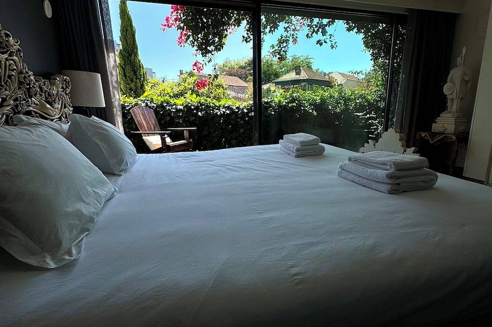Exclusive Luxury Villa with Plunge Pool & Garden in Cedofeita, Porto