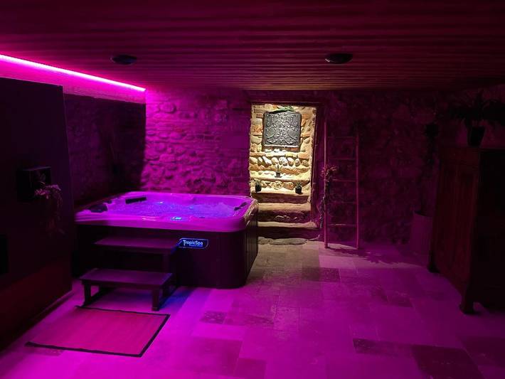 Location de vacances pour 3 personnes, avec jacuzzi à Pérouges - 2