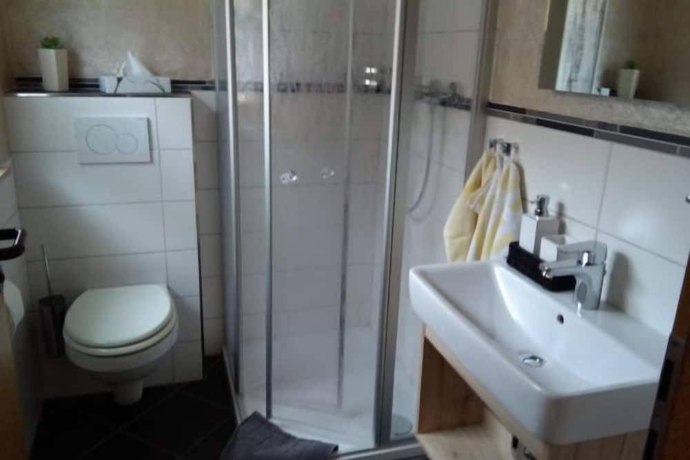 Ganze Wohnung, Gemütliche Souterrainwohnung (40qm) mit Terrasse in Dettelbach, Fränkisches Weinland