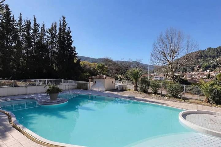 Chalet pour 5 personnes, avec balcon et piscine