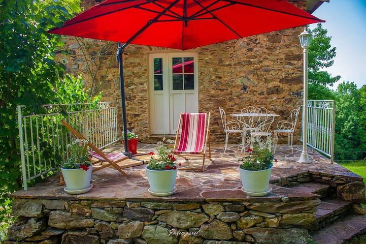 Gîte pour 2 personnes, avec terrasse ainsi que jacuzzi et jardin à Mont-Roc - 4