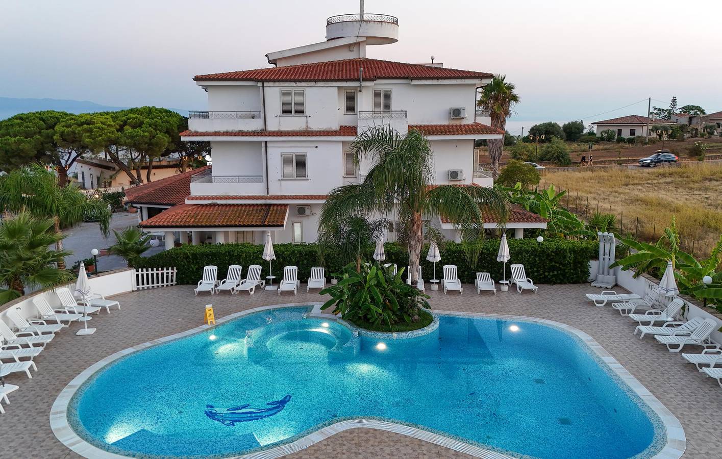 Apartamento vacacional entero, Apartamento de lujo con piscina cubierta y aparcamiento, a 900 m de la costa in Faro Capo Vaticano, Provincia de Vibo Valentia