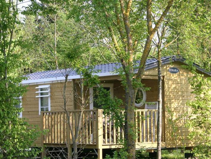 Camping pour 4 personnes, avec terrasse et piscine, animaux acceptés