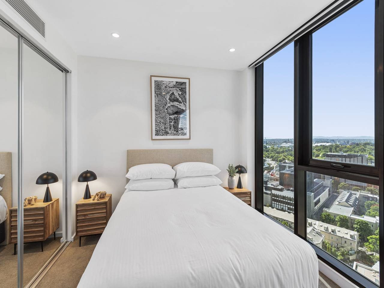 Entire apartment, Elegant 2-Bed Apartment with Balcony & City Views in Southbank, Melbourne