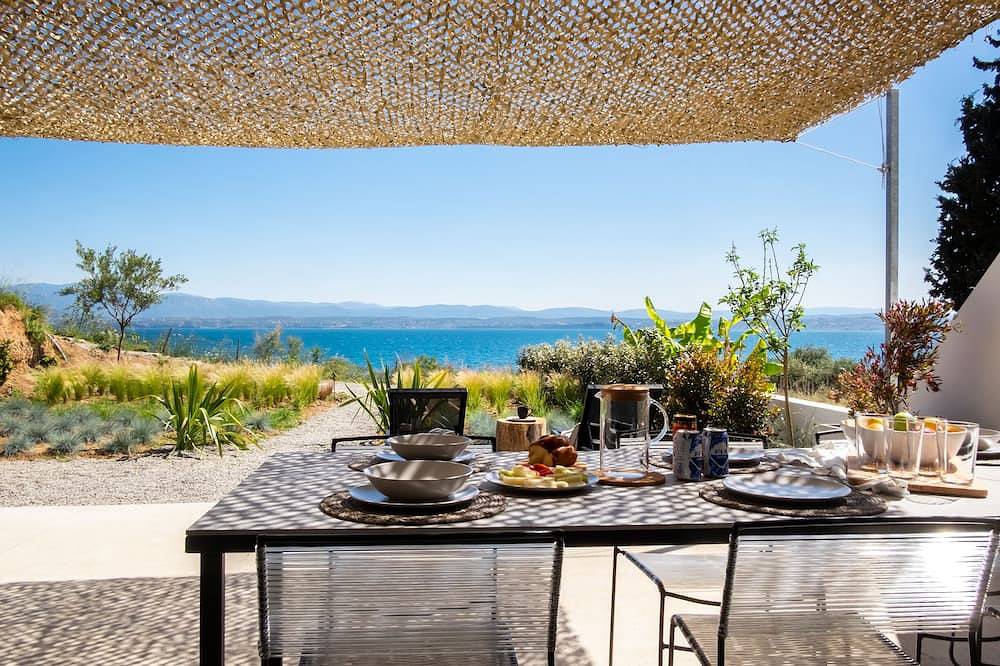 Seafront villa with private beach 1hr from Athens in Chalkida, Euböa