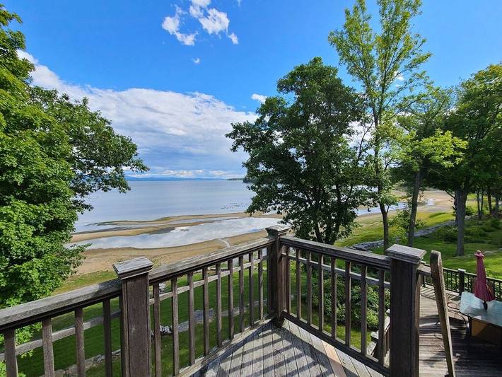 Vacation rental for 11 people, with yard in Lake Champlain
