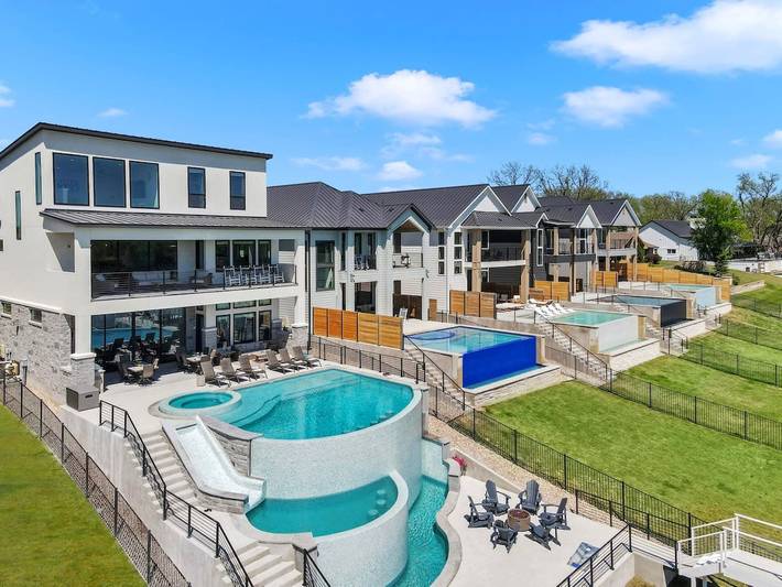 Vacation house for 20 people, with balcony and yard as well as lake view, kid friendly in Texas