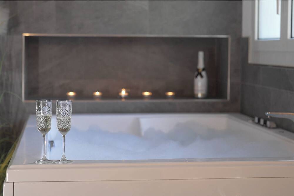 Entire apartment, Private Spa Lux with Whirlpool and Sauna in Zurich in Zürich 49 Höngg, Zurich