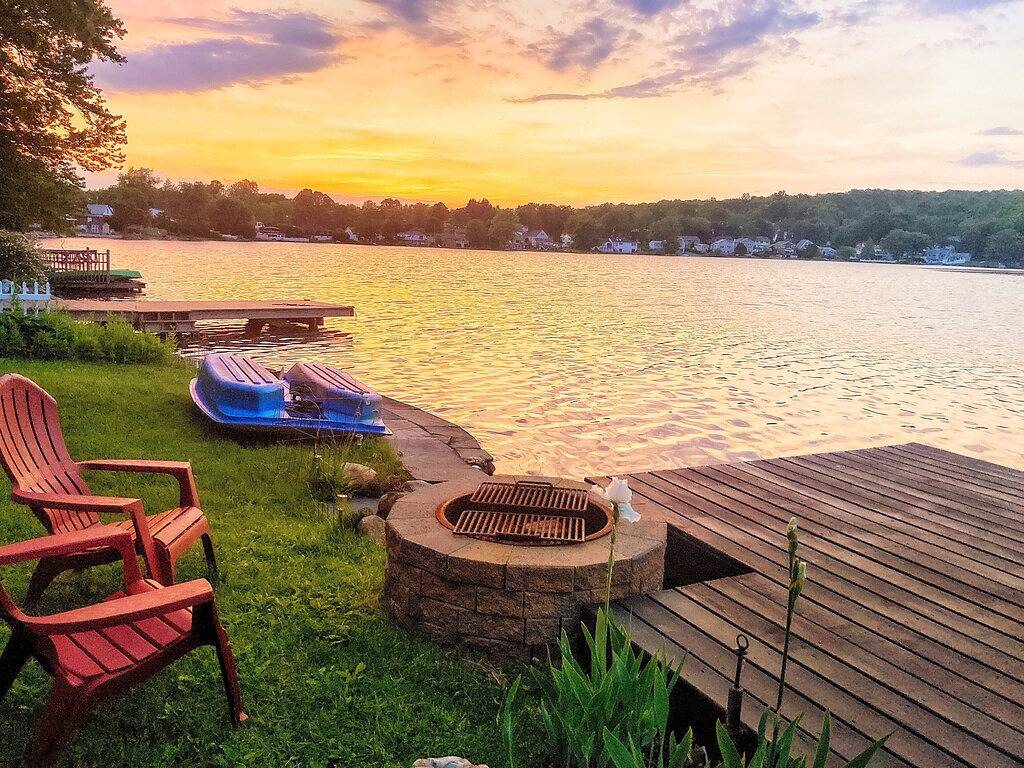 Cozy Lakefront Bungalow w firepit/dock/kayaks in Litchfield County