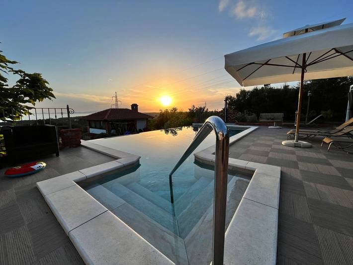 Gîte pour 5 personnes, avec piscine et balcon/terrasse dans Rab - 2