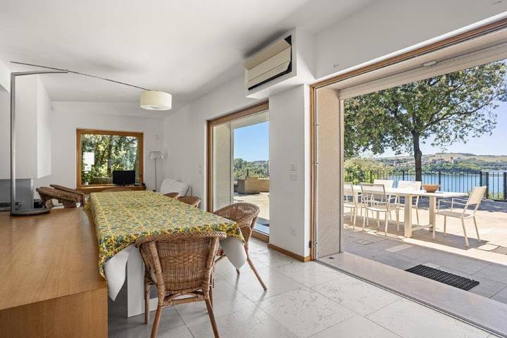Villa sul lago di Bracciano con spiaggia privata in Anguillara Sabazia, Lago di Bracciano
