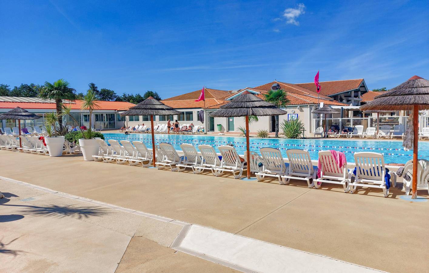 Beachside Mobile Home with Pool & Garden | 2km from Beach in Les Mathes, Côte de Beauté