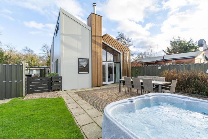 Ferienhaus für 8 Personen, mit Balkon/Terrasse und Terrasse sowie Whirlpool und Garten in Sint Maartensvlotbrug