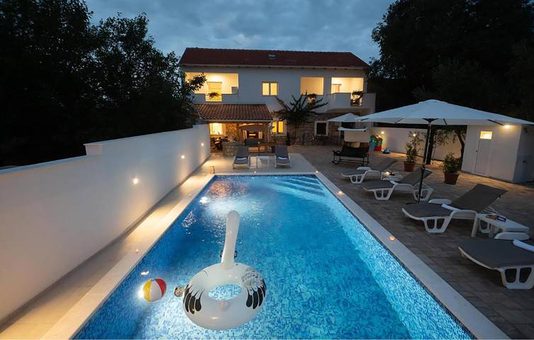 Geräumige 150 m² große Wohnung mit Pool, WLAN und Terrasse in Küstennähe in Pridraga, Zadar
