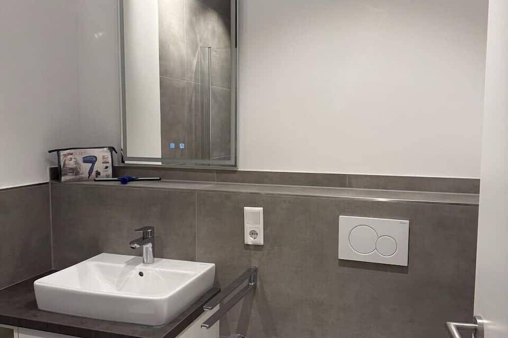 Ganze Wohnung, Großzügiges 3-Raum-Appartement für bis zu 3 Personen in Bad Zwischenahn. Das ca. 60 m² große, stilvoll eingerichtete 3-Raum-Appartement für bis zu 3 Personen befindet sich auf dem Klosterhof Aue, mitten im Herzen von Bad Zwischenahn. in Zwischenahner Meer, Bad Zwischenahn
