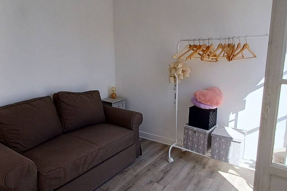 Entire apartment, Fully-equipped 2-room apartment with 50m2 semi-covered terrace. in Le Rouret, Cannes region