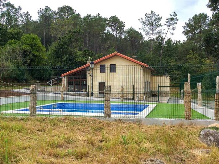 Casa rural para 8 personas, con jardín además de balcón y vistas, Familias con niños en Comarca de Noia