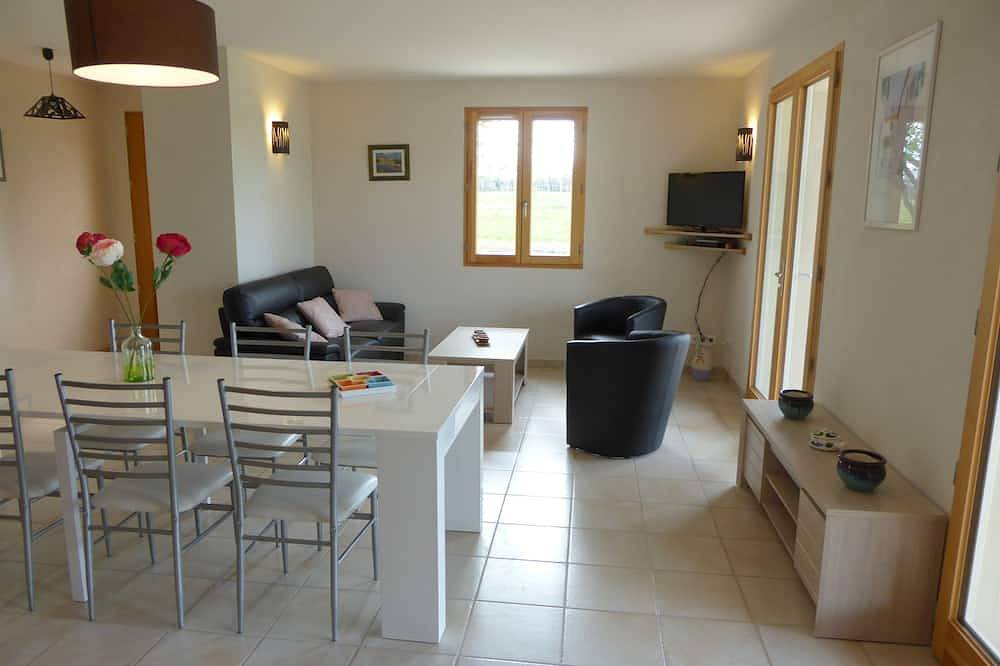 Gîte Les Rauffets, récent, grand terrain au milieu d'une grande prairie privée in Vaïssac, Tarn-et-Garonne