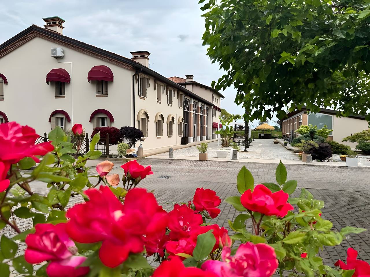 Entire apartment, Apartment 'Alloggio 2 - Monolocale' with shared pool, Wi-Fi and air conditioning in Romano d'Ezzelino, Vicenza Province
