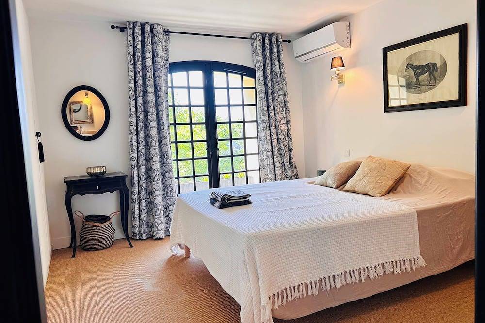 Charming villa in Menerbes, absolute calm, garden, terrace, magnificent view, swimming pool. in Ménerbes, Regionaler Naturpark Luberon