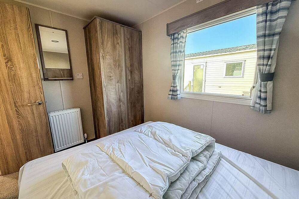 Lovely caravan with side decking at Golden Sands Haven Holiday Park in Mablethorpe, Lincolnshire