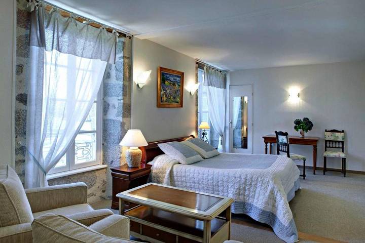 Location de vacances pour 3 personnes, avec Jacuzzi et Terrasse ainsi que Jardin et Piscine à Boisset (Cantal) - 3
