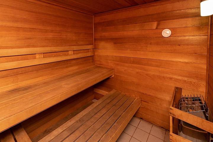 Vacation apartment for 4 people, with balcony and hot tub as well as sauna and pool in Alabama