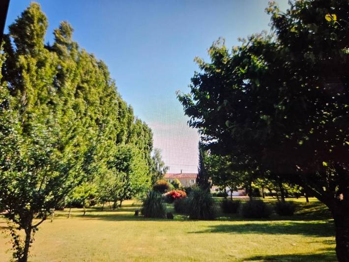 Location de vacances pour 2 personnes, avec Terrasse et Jardin ainsi que Piscine et Vue à Saint-Germain-du-Seudre