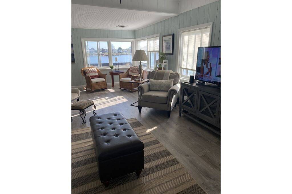 Charming Beach House 2 Br, 1.5 Bth with waterfront ocean views. in Guilford, Connecticut