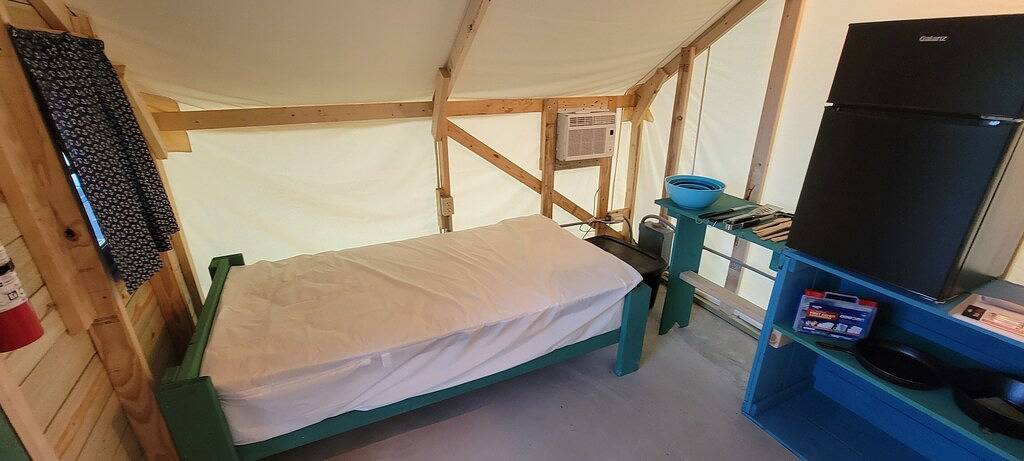 Glamping for 9 people, with terrace in Indiana