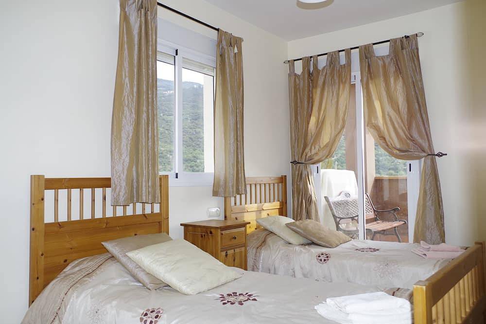Entire apartment, Stunning  uninterrupted lake views -Ideal for Granada/Ski. Free wifi and parking in Surroundings of Sierra Nevada, Güejar Sierra