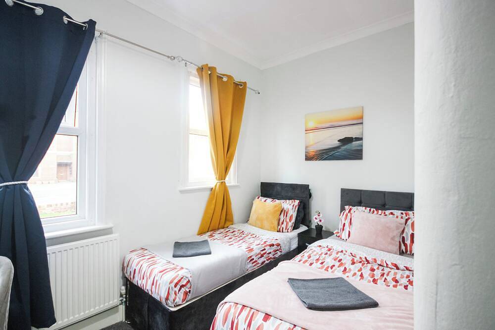 Entire apartment, Charming Apt Sleeps 6 With Free Parking in Folkestone, Kent