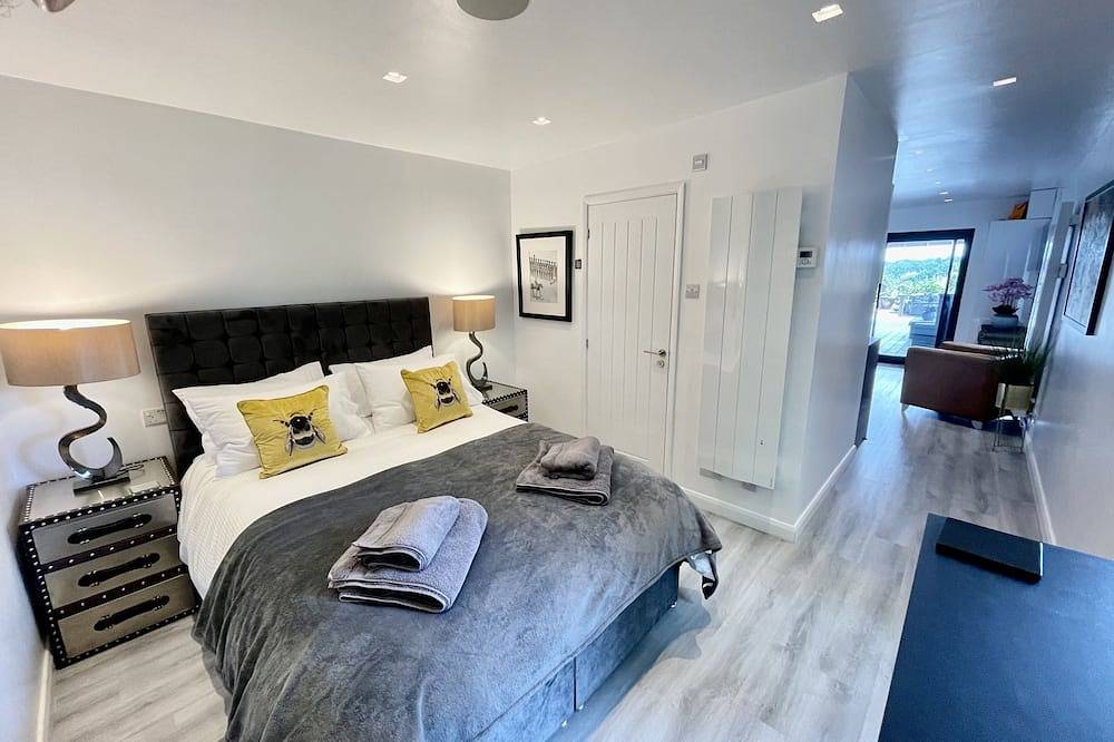 Luxury Lodge close to Clifton Suspension Bridge, hot tub. Sleeps 2 people. in North Somerset