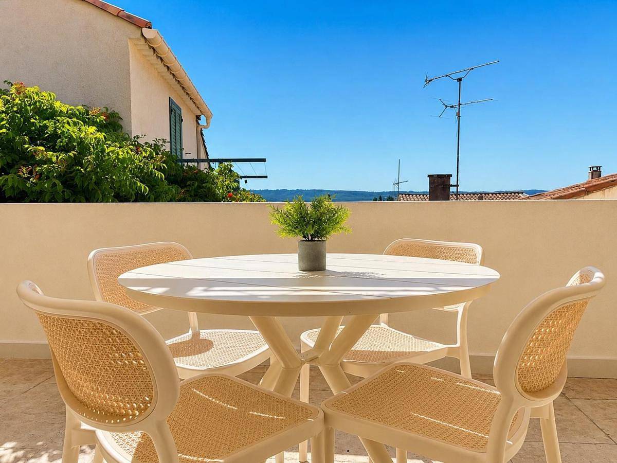 Appartement entier, Le Nily Provence, T2 cosy rénové avec Clim, Extérieur et Parking in Sainte-Tulle, Parc naturel régional du Luberon