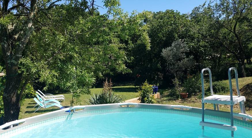 Villa pour 4 personnes, avec terrasse ainsi que piscine et jardin