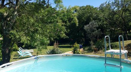 Cottage pour 4 personnes, avec terrasse ainsi que piscine et jardin à Bellegarde