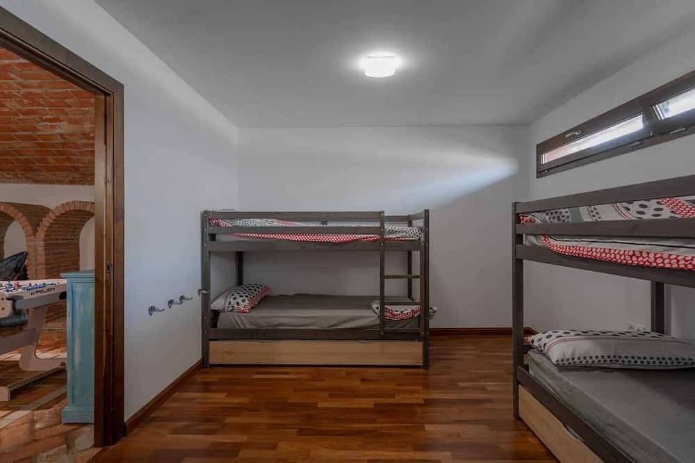 Homerez - Spacious Villa in Granada with Private Pool and Jacuzzi in La Zubia, Granada Province