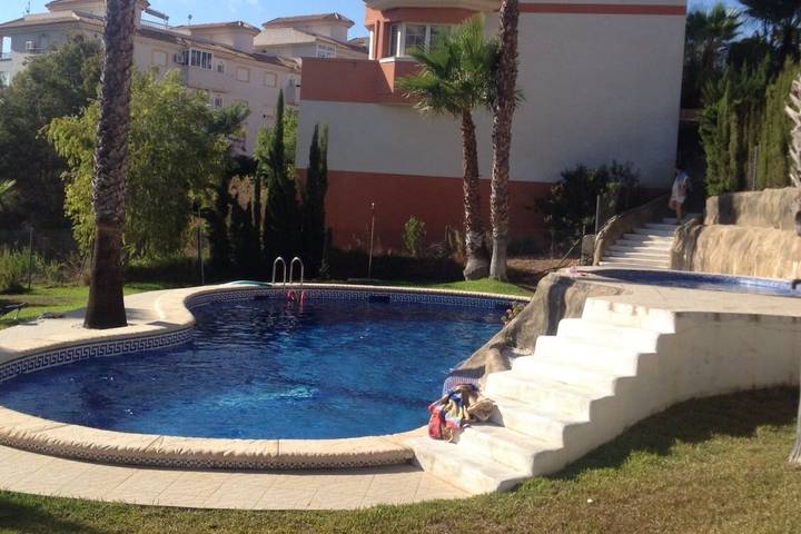 Bungalow para 6 personas, con jardín además de piscina y terraza en Orihuela