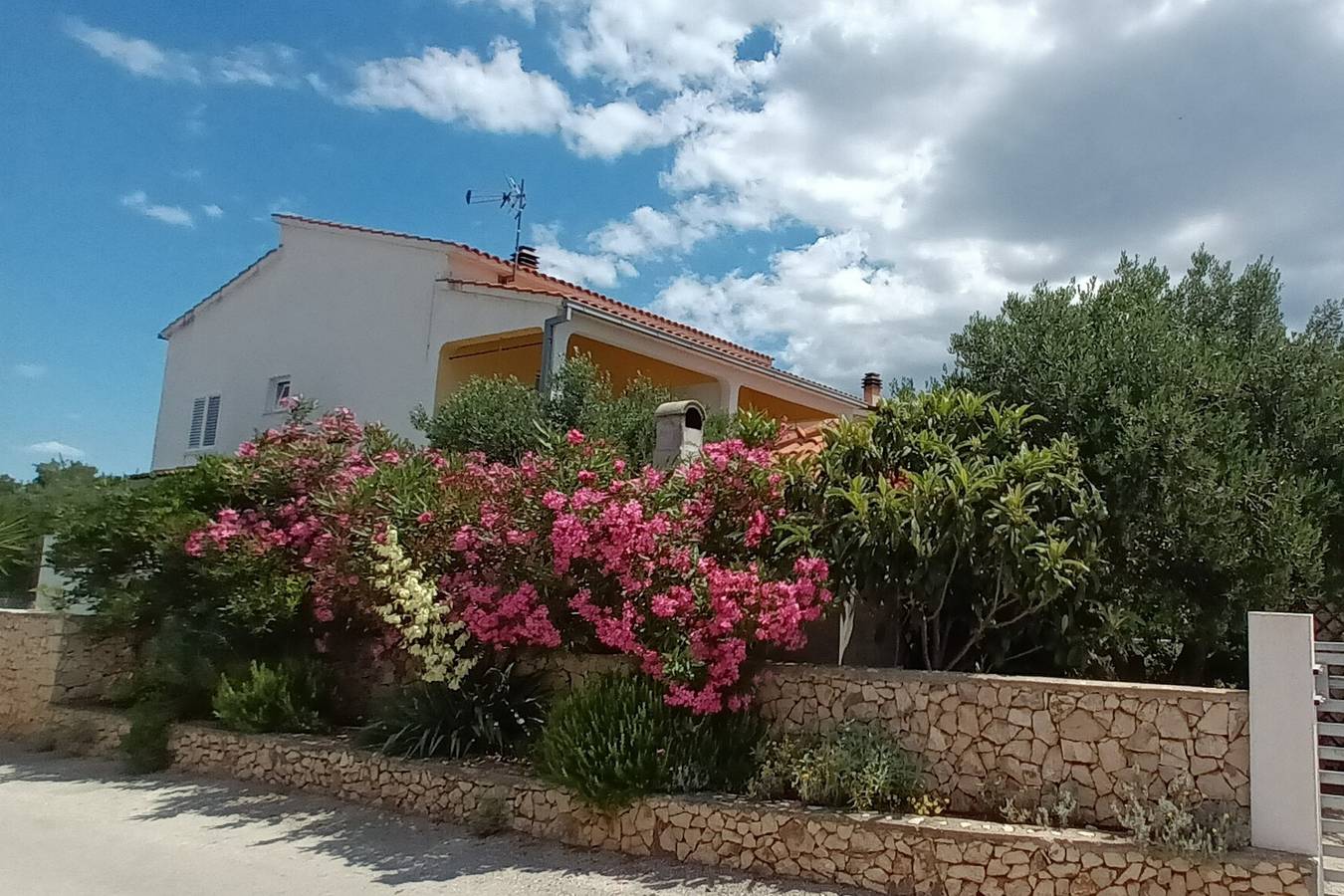 Ganze Wohnung, 1-Zimmer-Ferienwohnung mit Terrasse und Meerblick Razanj, Rogoznica A-12733-b in Razanj, Šibenik-Knin