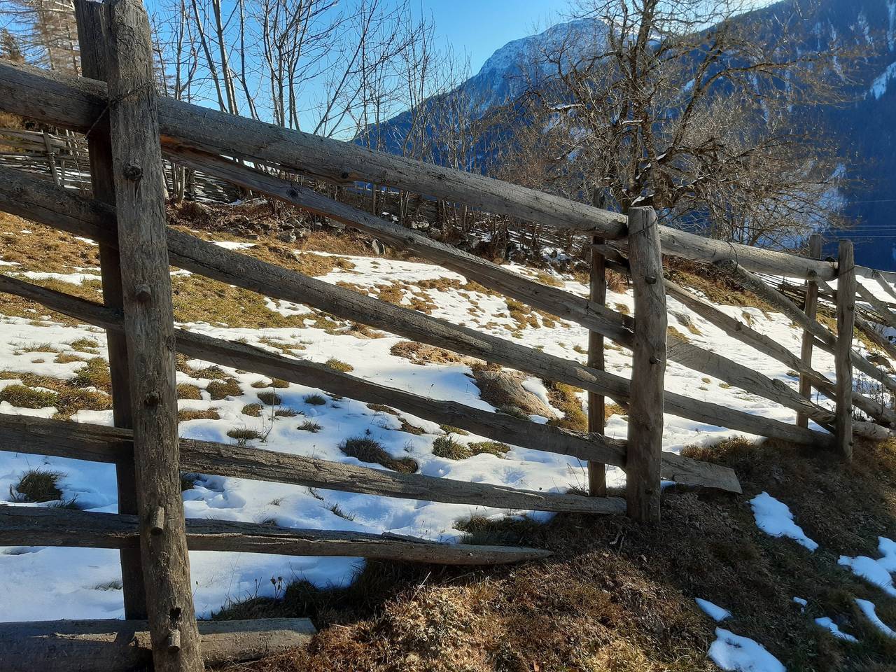Geheel appartement, Appartement 'Innerdurachhof Hochwart' met uitzicht op het meer, gedeeld terras en wifi in Ulten, Ortler Alps