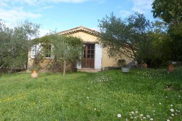 Gîte pour 4 personnes, avec jardin, animaux acceptés à Correns