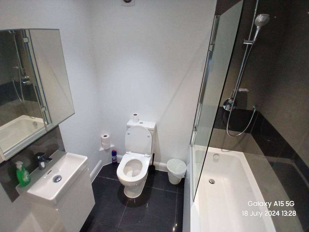 Four-Bedroom House in Havering, London