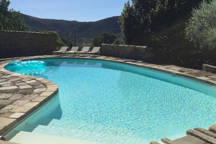 Chambre d’hôte pour 2 personnes, avec Terrasse et Jardin ainsi que Piscine et Vue