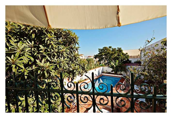 Maison d’hôte pour 4 personnes, avec Balcon et Terrasse ainsi que Jardin et Piscine