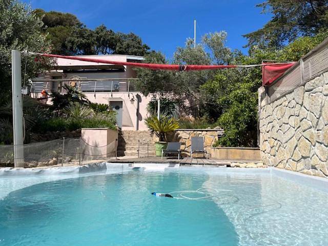 Villa pour 8 personnes, avec terrasse et jardin ainsi que vue et piscine, animaux acceptés
