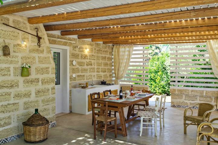 Casa vacanza per 9 persone, con giardino, adatto a famiglie con bambini a Parabita